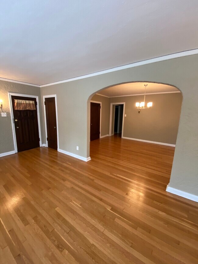 Foto del edificio - 7345 Pershing Ave