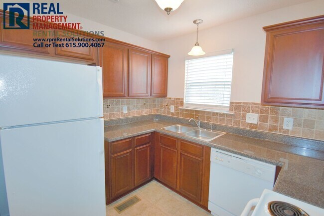 Foto del edificio - Wonderful 3BR/2.5BA in LaVergne w/ attached garage and back deck!