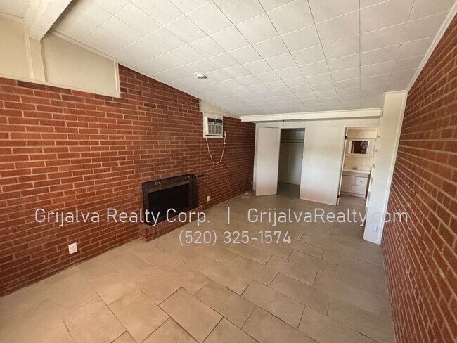 Building Photo - Beautiful 4 Bedroom 3 Bath Brick House for...