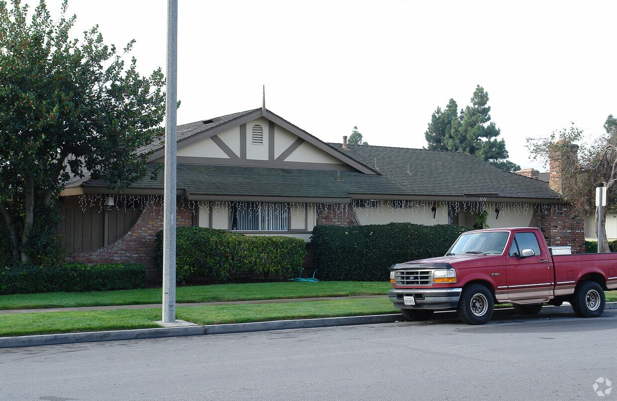 Primary Photo - 1676 W Cindy Ln