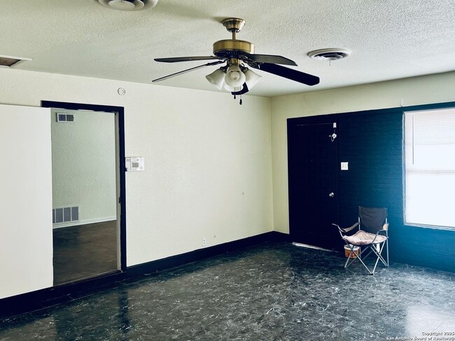 Foto del edificio - 243 Maplewood Ln