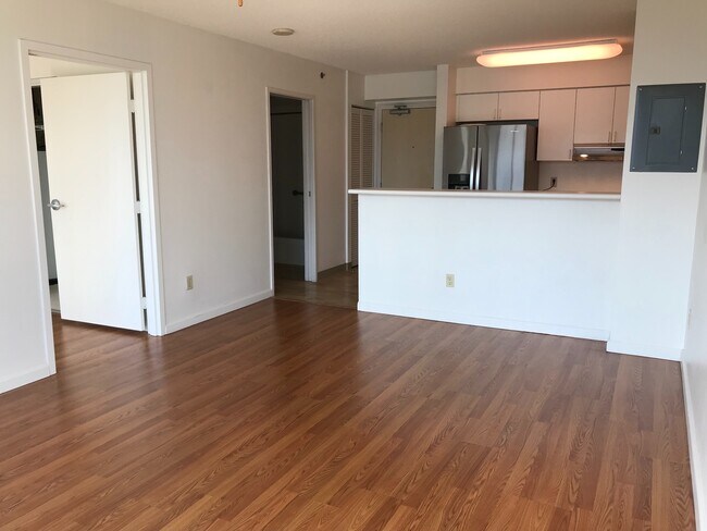 Foto del edificio - Breathtaking mountain view, 1 bdrm, 1 bath, 1 parking, washer/dryer in the unit, window AC