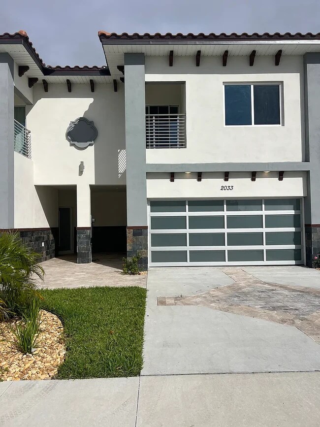 Building Photo - 2033 Greenbriar Ter