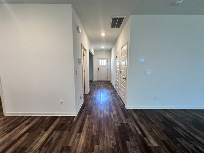 Foto del edificio - efficient two-level home provides a large living room, 4 very spacious bedrooms, and 2.5 bathrooms