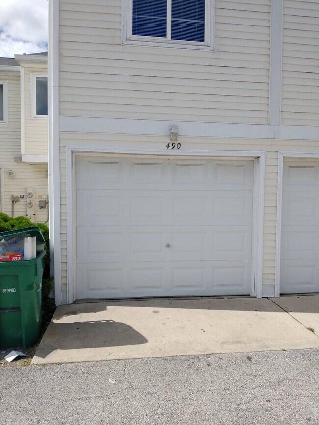 Building Photo - 490 Meadow Green Ln