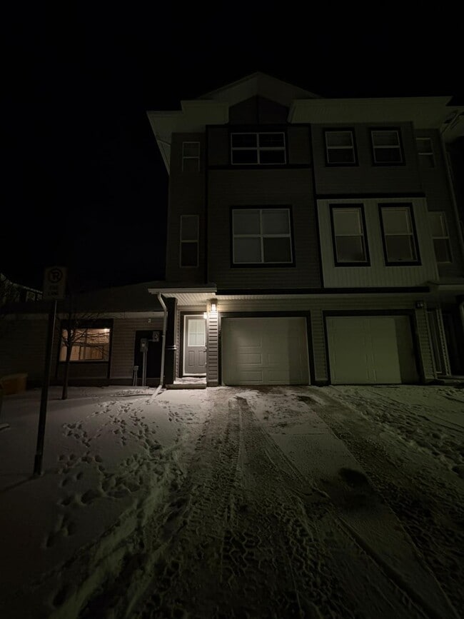 Building Photo - Spacious 2 Bed, 2.5 Bath Townhouse with Tandem Garage (IP054)