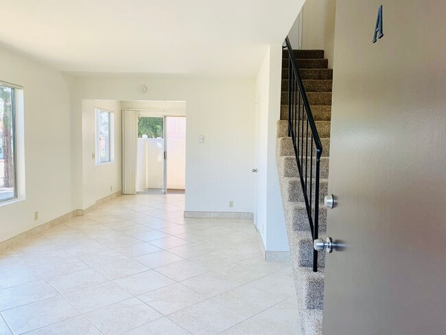 Foto del edificio - PERFECTLY LOCATED POINT LOMA 2BD/1.5BA TOW...