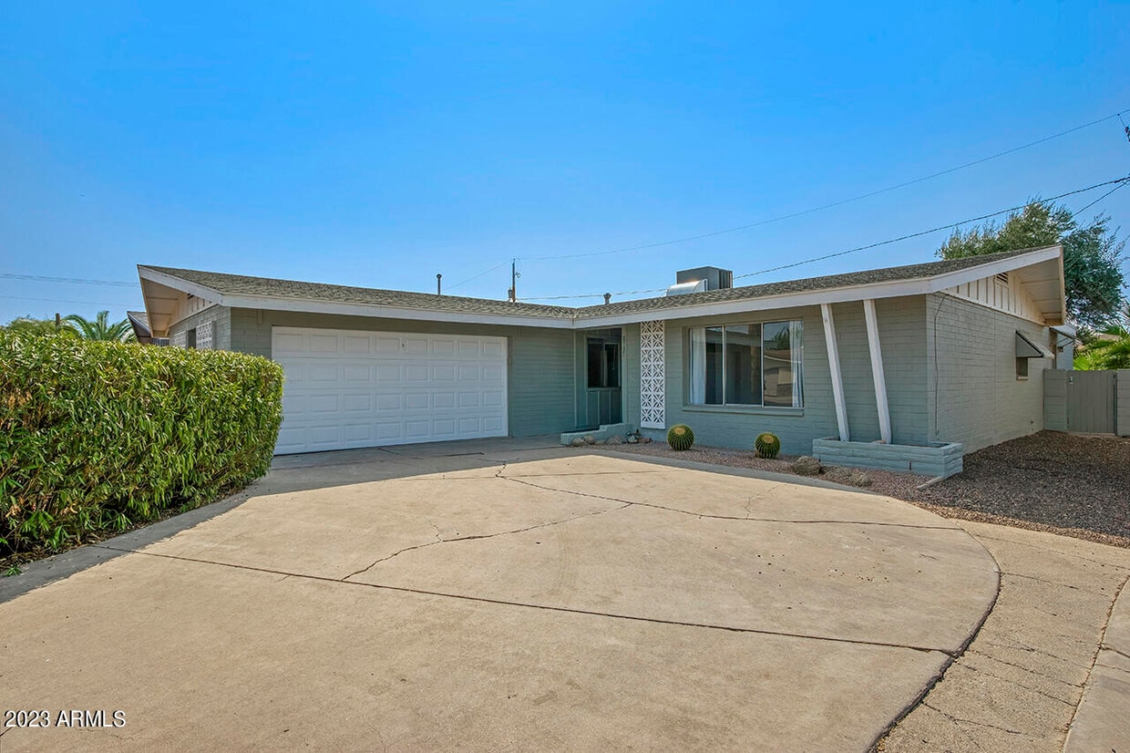 Primary Photo - 8737 E Solano Dr