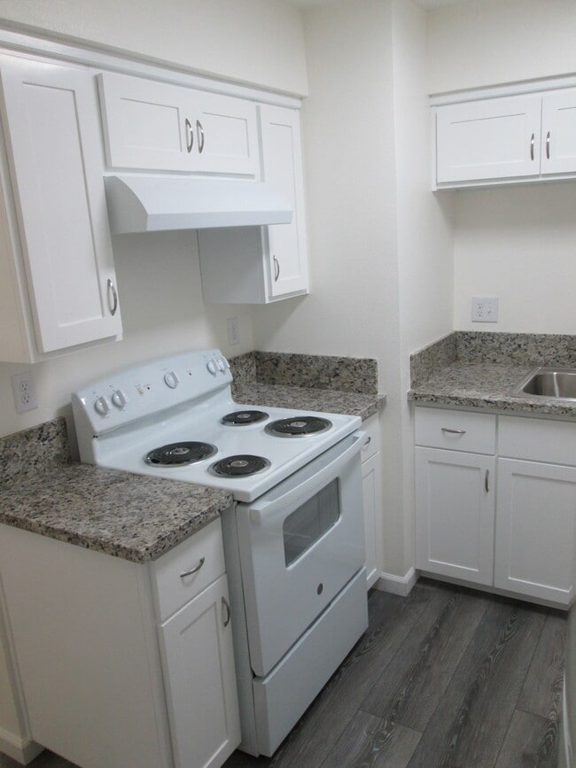 Kitchen stove - 1515 E Cambridge Ave