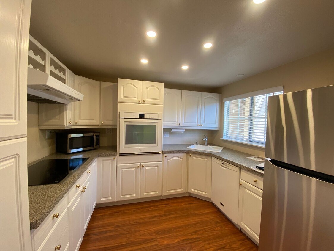 Foto principal - Spacious 3 bedroom, 2 bathroom Condo in Th...