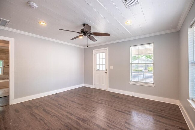 Foto del edificio - 2100 E 2nd St