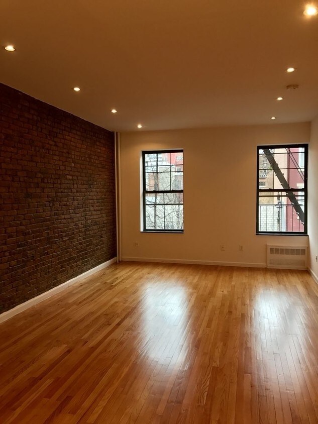 Foto principal - 23 W 8th St