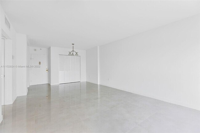 Building Photo - 400 Kings Point Dr