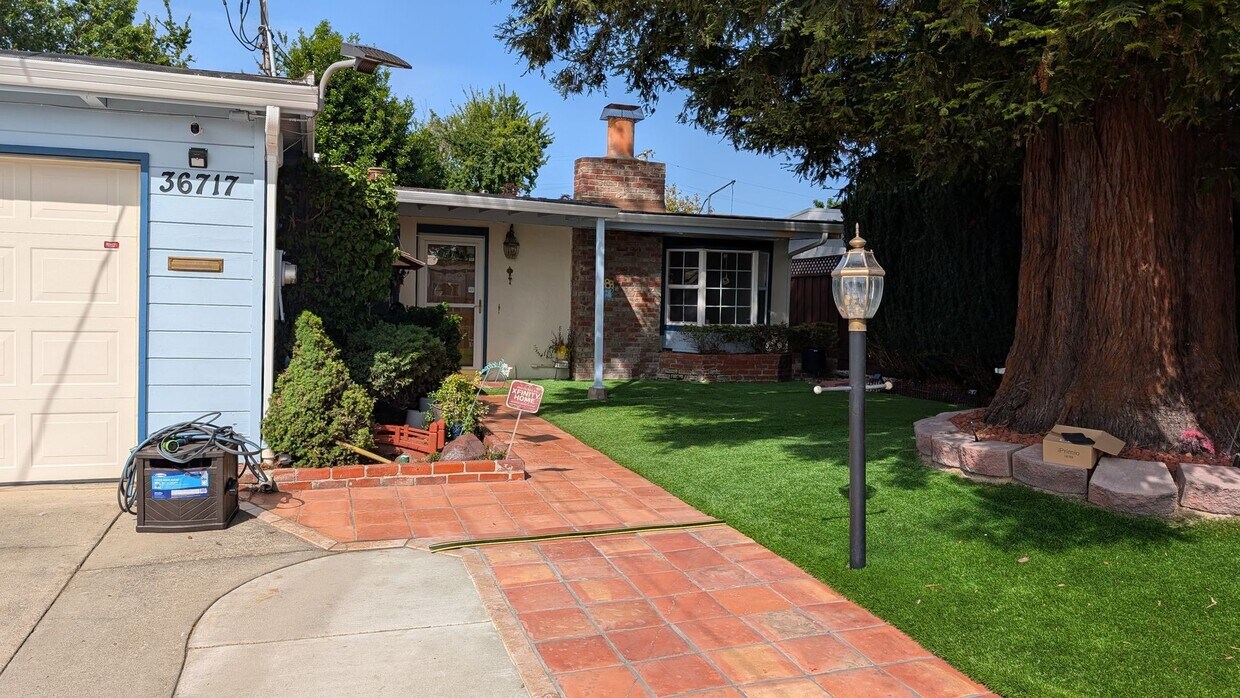 Foto principal - Beautiful 4 bedroom 2 bath home in Newark