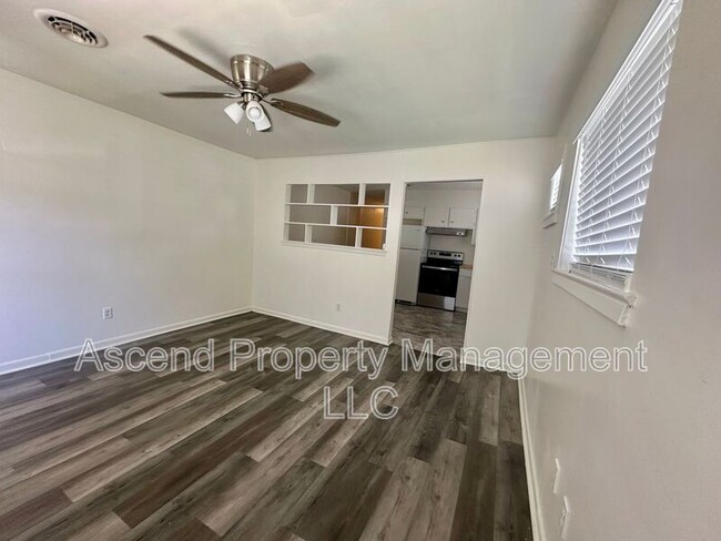 Foto del edificio - 875 N Chamberlain Ave