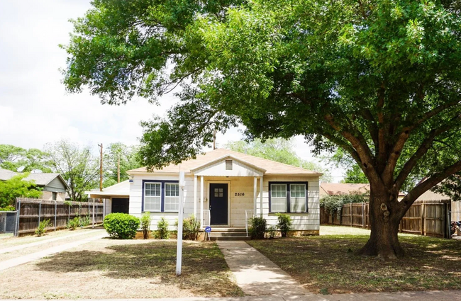 Building Photo - Great 2 Bedroom 2 Bathroom house near TTU!