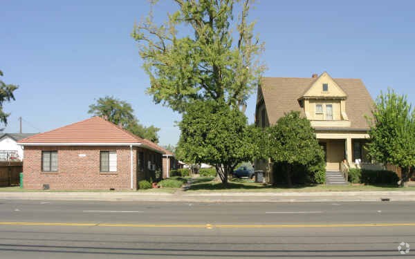 Primary Photo - 1323-1329 W Lodi Ave