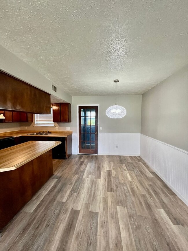 Foto del edificio - Cute 2-bedroom 1.5 bath townhome completely updated and only minutes from TAFB