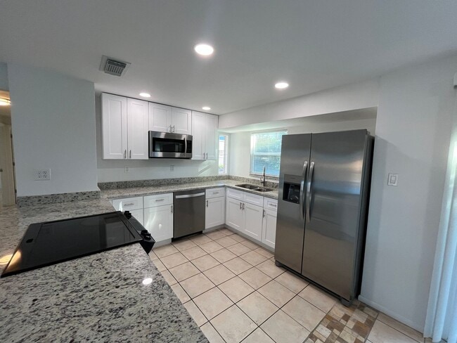 Foto del edificio - Updated 3-Bedroom Home with Granite Kitchen & One-Car Garage