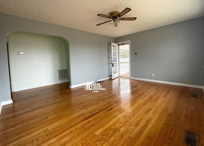 Building Photo - Spacious 2 Bedroom 1 Bath Home