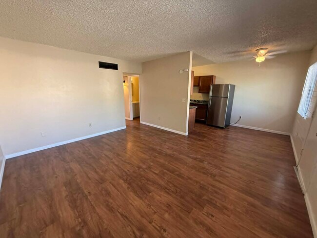 Foto del edificio - 1518 E Hedrick Dr