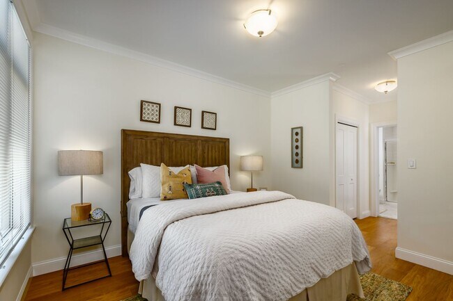 Building Photo - LUXURY 1BED IN CHESTNUT HILL - NEW FINISHE...