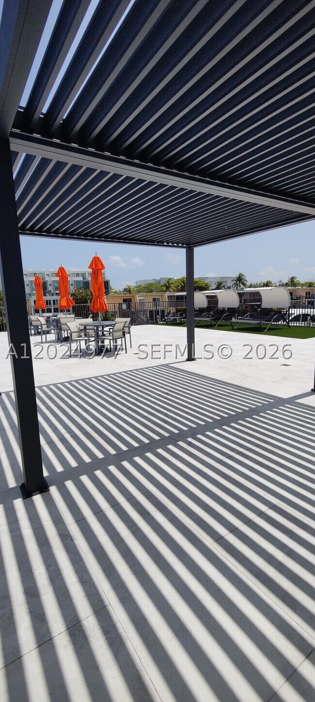 Foto del edificio - 4000 NE 168th St