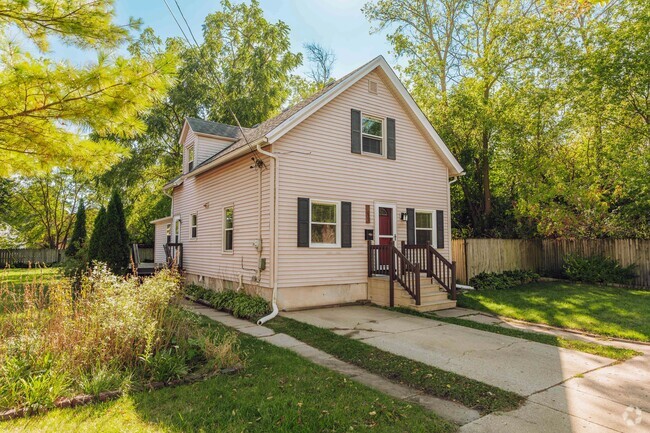 Building Photo - 1023 43rd St
