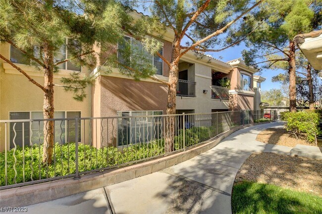 Foto del edificio - 9050 W Warm Springs Rd