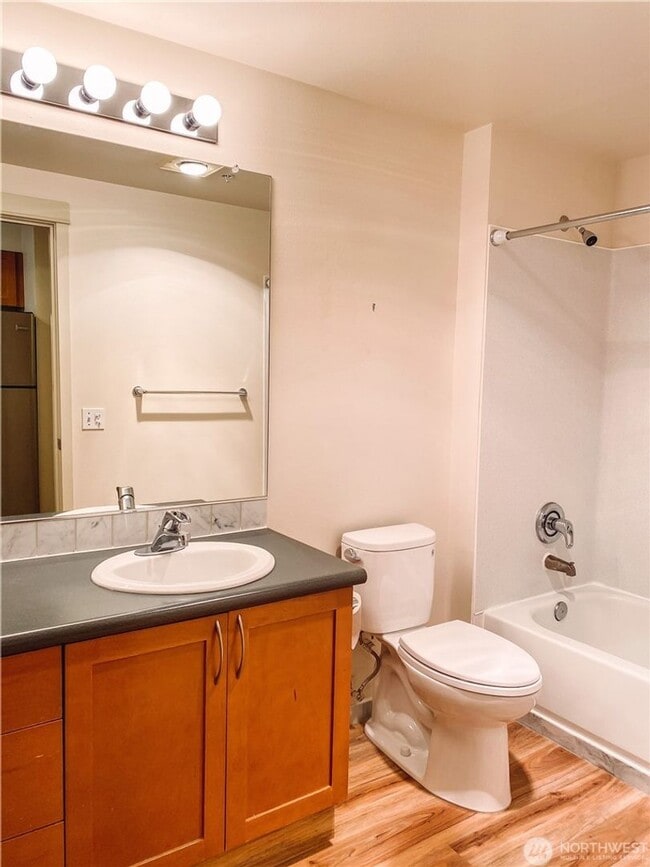 Building Photo - 0Bd/1Ba Bellevue Condo
