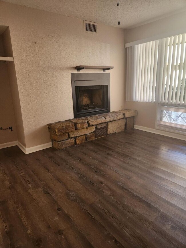 Building Photo - Pier West Condo