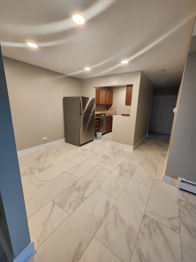 Building Photo - 585 Heritage Dr