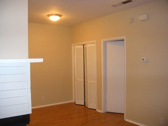 Foto del edificio - HYDE PARK TERRACE - NORTH CAMPUS - PRIVATE UPDATED 1 BEDROOM FOR AUGUST 2026 PRE-LEASE
