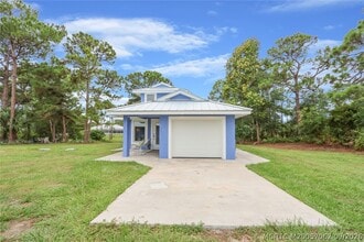 Building Photo - 64 NE Acacia Trail