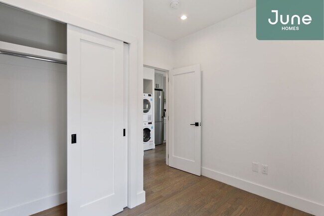 Building Photo - ROOM ONLY in 3-bed/1.0-bath Home