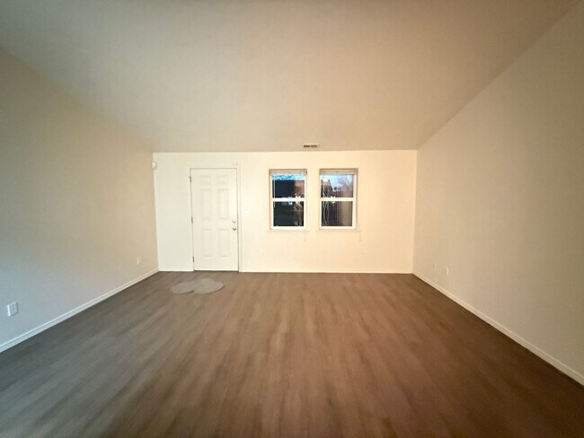 Foto del edificio - 2 bed 2 bath house. New flooring and fresh paint!!