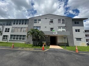 Building Photo - 120 Royal Palm Rd