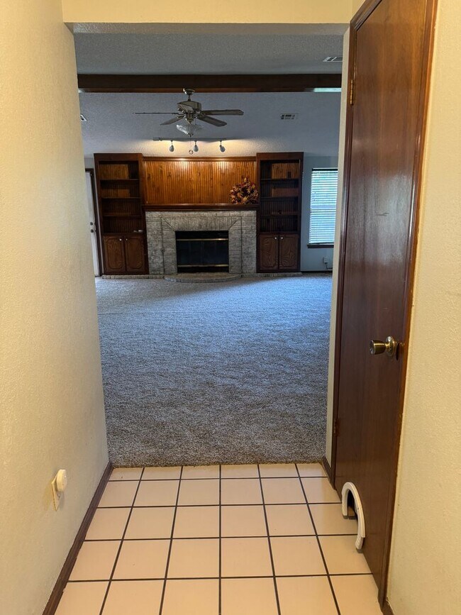 Building Photo - 3 bedroom, 2 bathroom, 2 car garage in Sou...