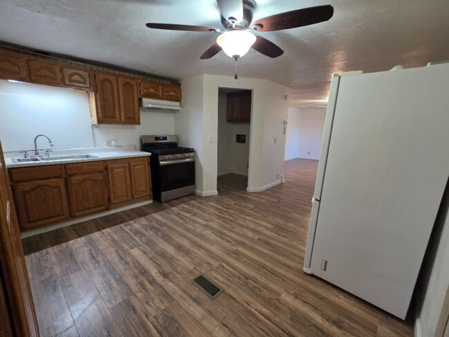 Foto del edificio - 2260 E Hearne Ave