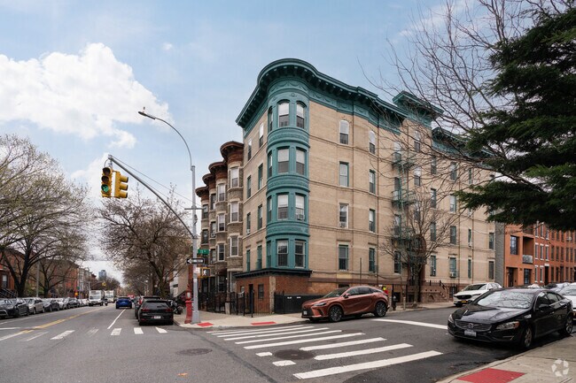 Building Photo - 331 13th St