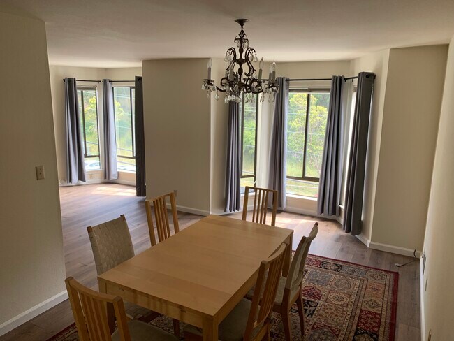 dining room w/ bay windows - 614 Anza St