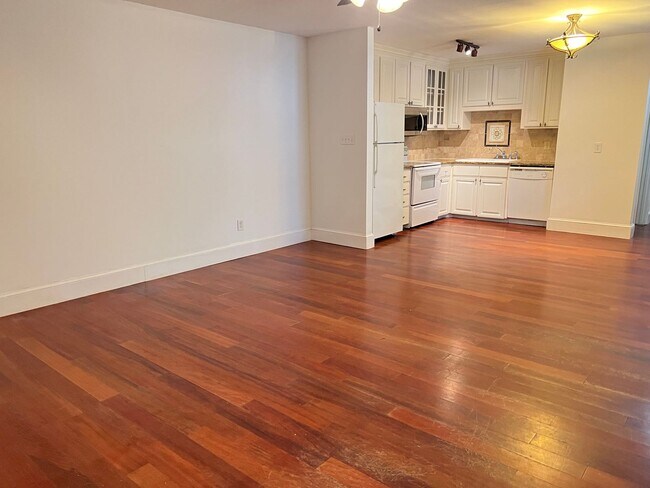 Building Photo - 2 Bed | 2 Bath First Story Condo in Camero...
