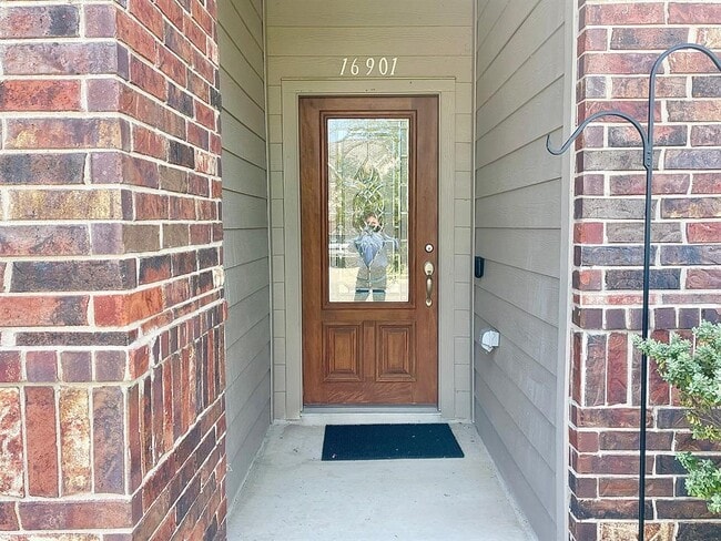 Building Photo - 16901 Borromeo Ave