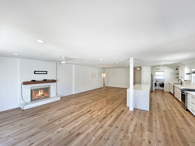Building Photo - Gorgeous 3B/2BA house w/ Large Backyard, A...