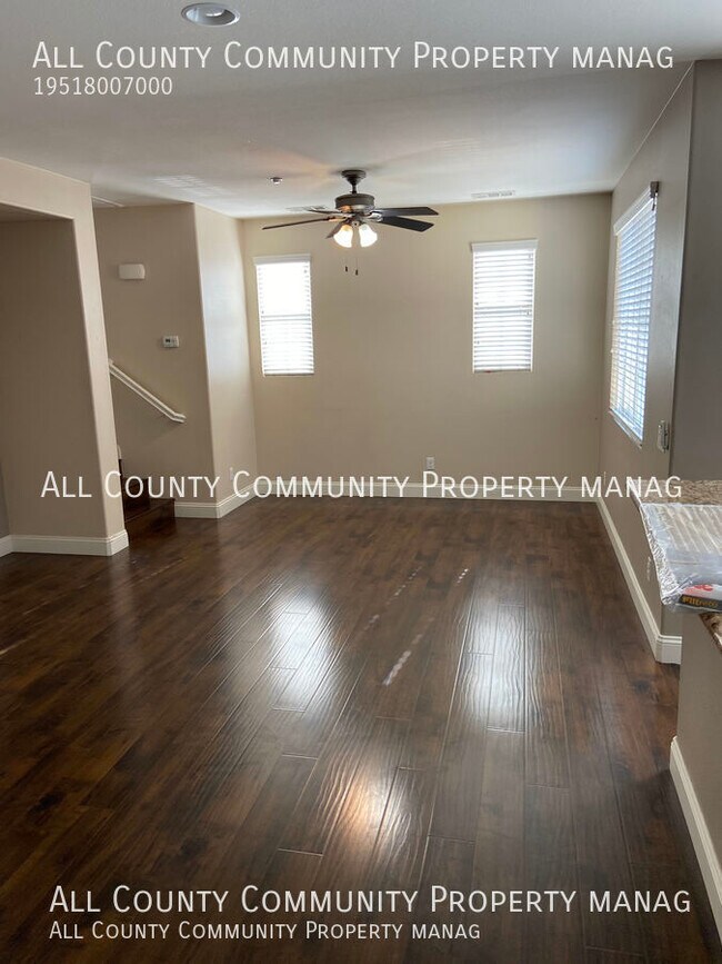 Building Photo - 3 Bedroom 2.5 Bathroom Tri Level Townhome ...