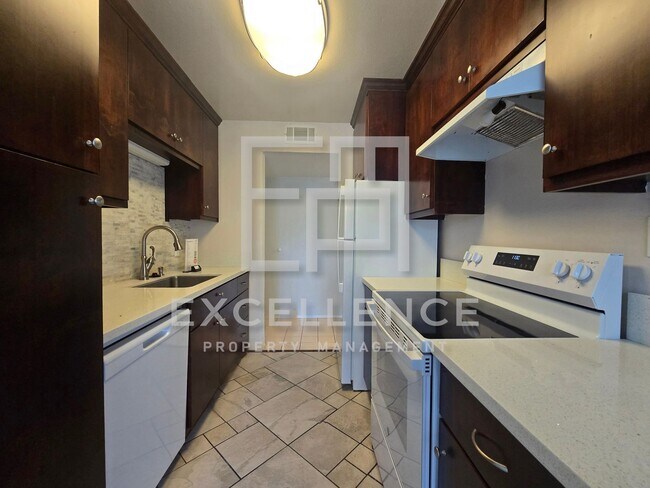 Foto del edificio - Upper 2/1 With New Carpets, Updated Kitchen and Many Many Many Community Features!