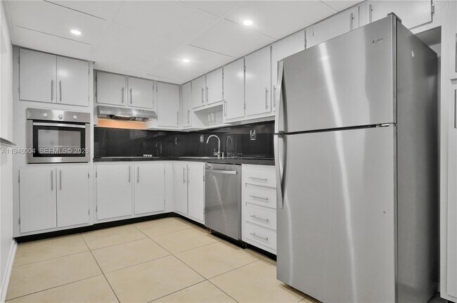 Foto del edificio - 19380 Collins Ave