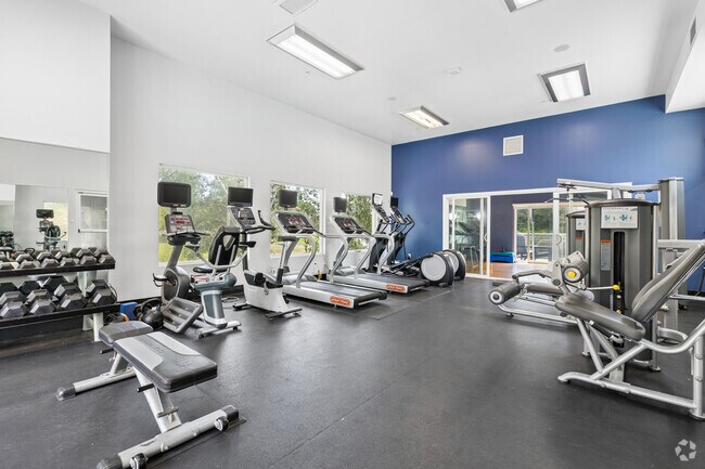 Gimnasio - Finch at Larkspur