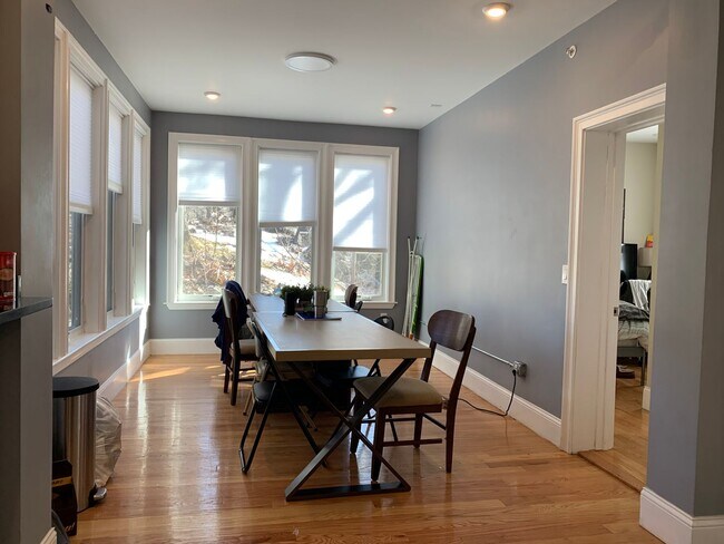 Foto del edificio - Charming 8 Bedroom-No Broker Fee