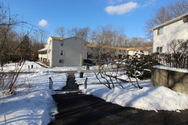 Foto del edificio - 208 Village Dr